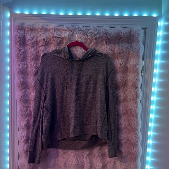 this sweatshirt is a light weight and a dry fit material.it is purple ish color! - Picture 1 of 2